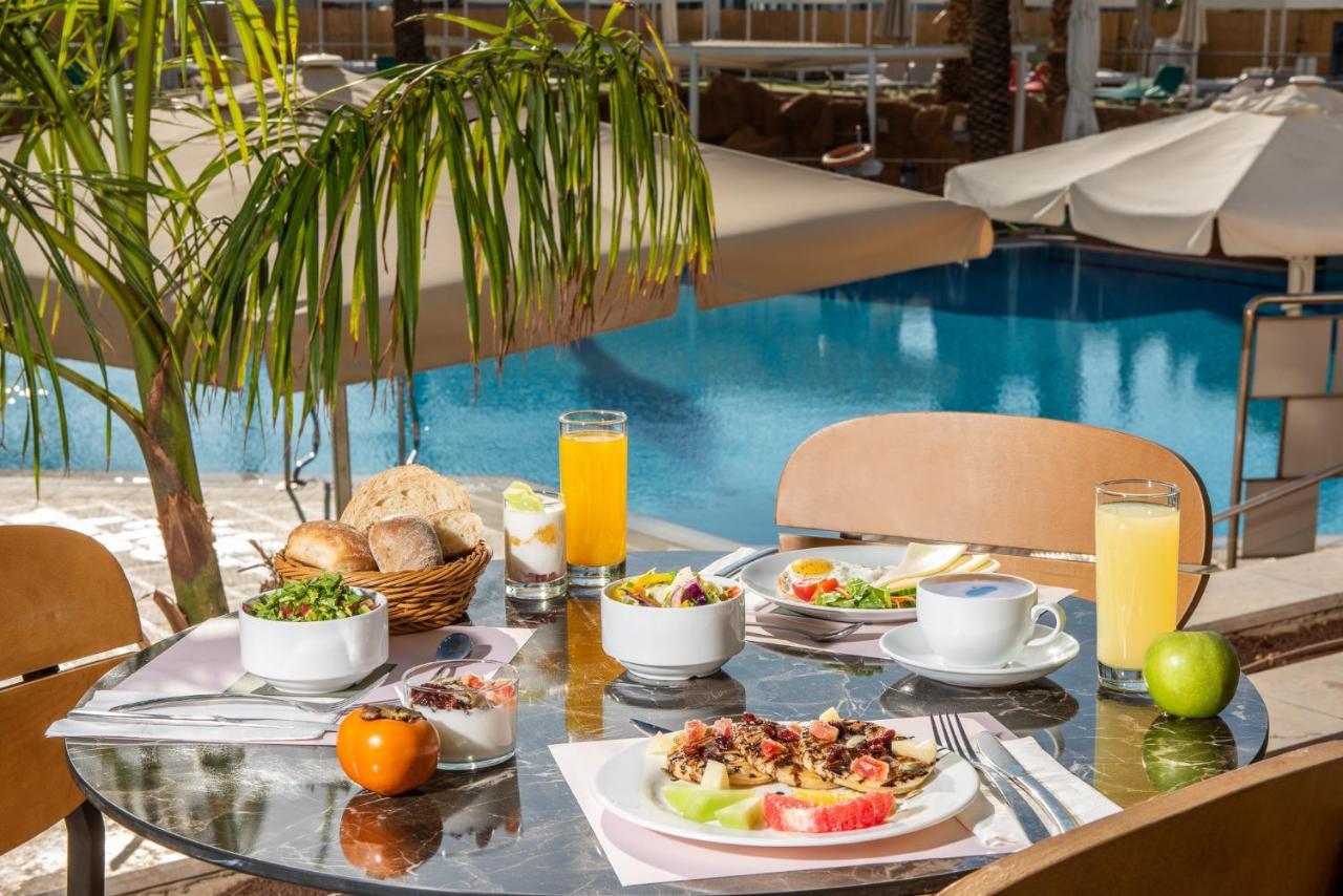 Vert Hotel Eilat By Afi Hotels Εξωτερικό φωτογραφία Breakfast at the pool