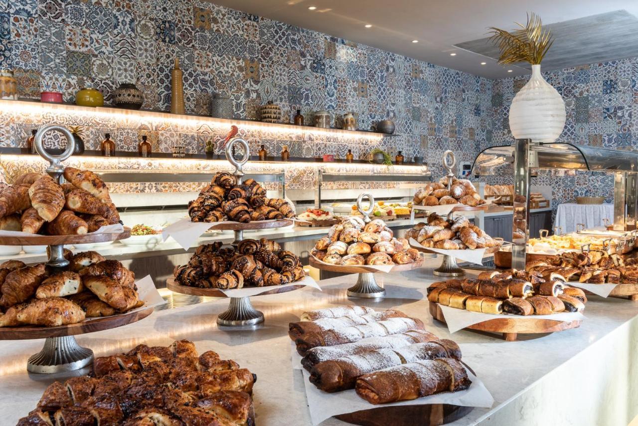 Vert Hotel Eilat By Afi Hotels Εξωτερικό φωτογραφία A selection of pastries at a buffet