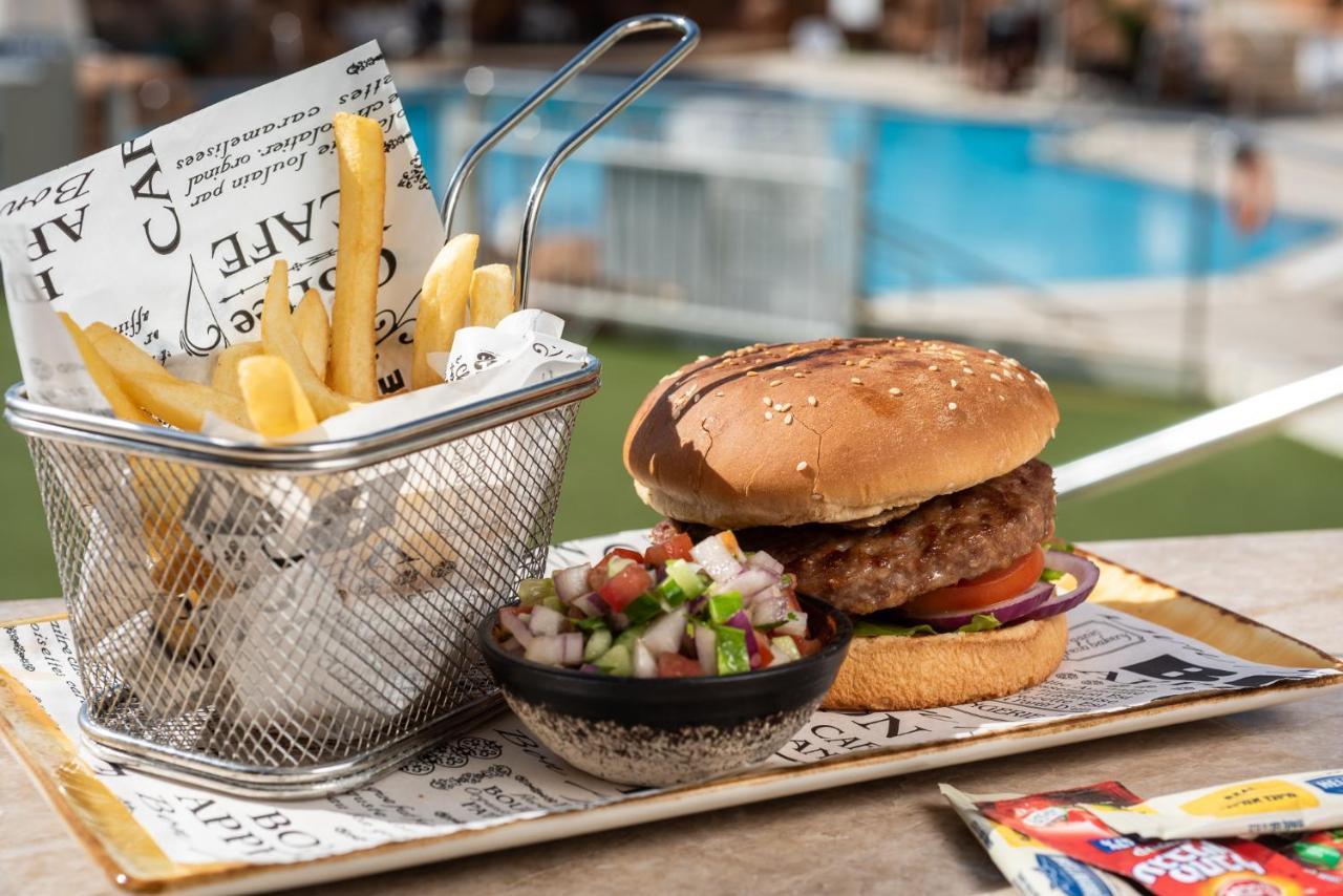 Vert Hotel Eilat By Afi Hotels Εξωτερικό φωτογραφία A hamburger with chips