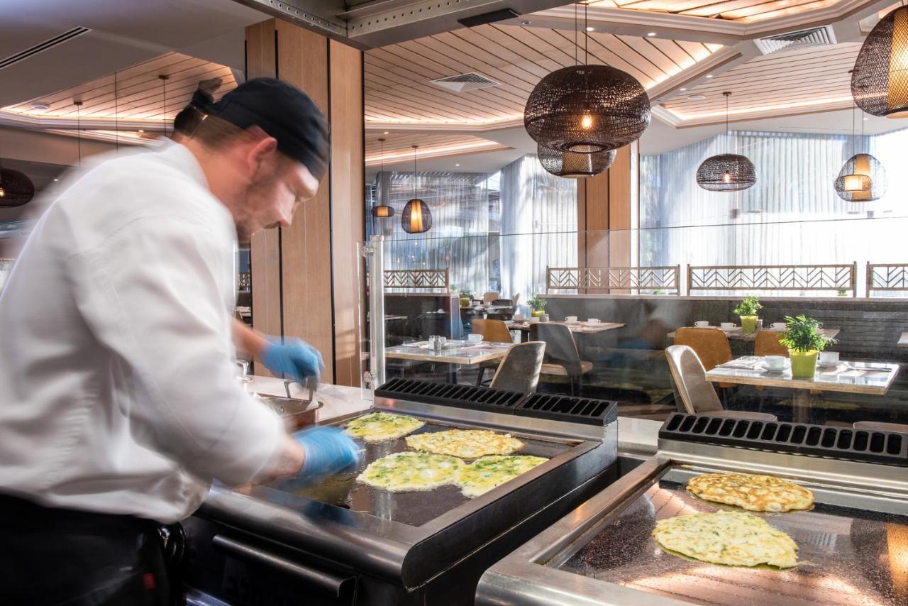 Vert Hotel Eilat By Afi Hotels Εξωτερικό φωτογραφία A chef preparing food at the buffet