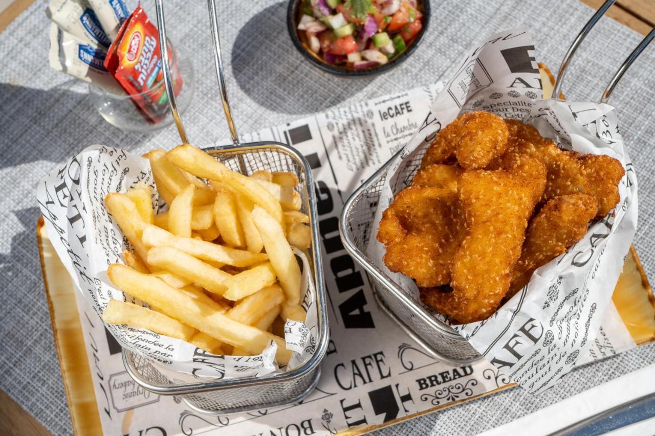 Vert Hotel Eilat By Afi Hotels Εξωτερικό φωτογραφία Schnitzel and chips