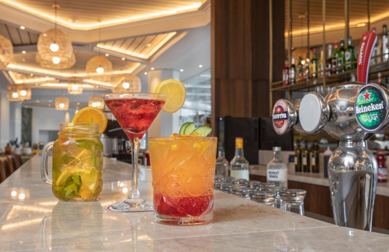 Vert Hotel Eilat By Afi Hotels Εξωτερικό φωτογραφία Cocktails at the bar